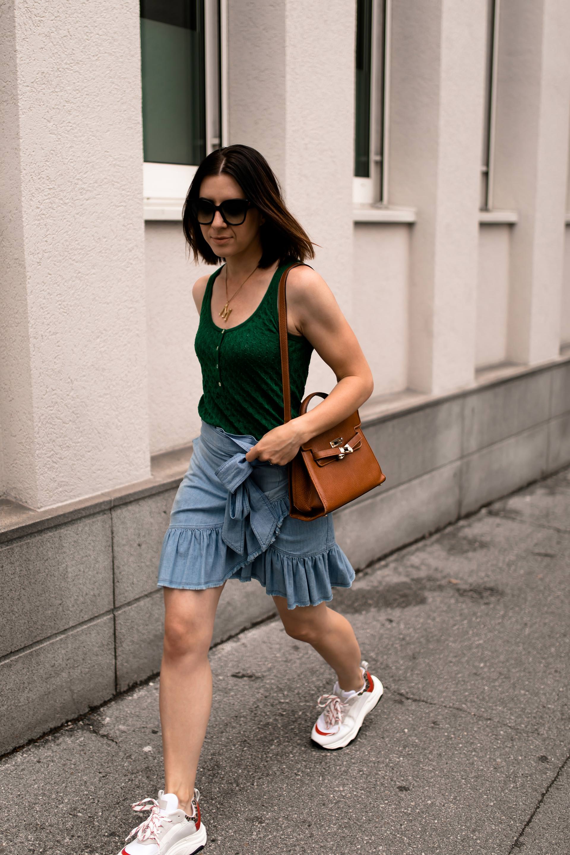 Sportlich Und Schick Mein Sommer Outfit Mit Rock Und Chunky Sneakers Life Und Style Blog Aus Osterreich