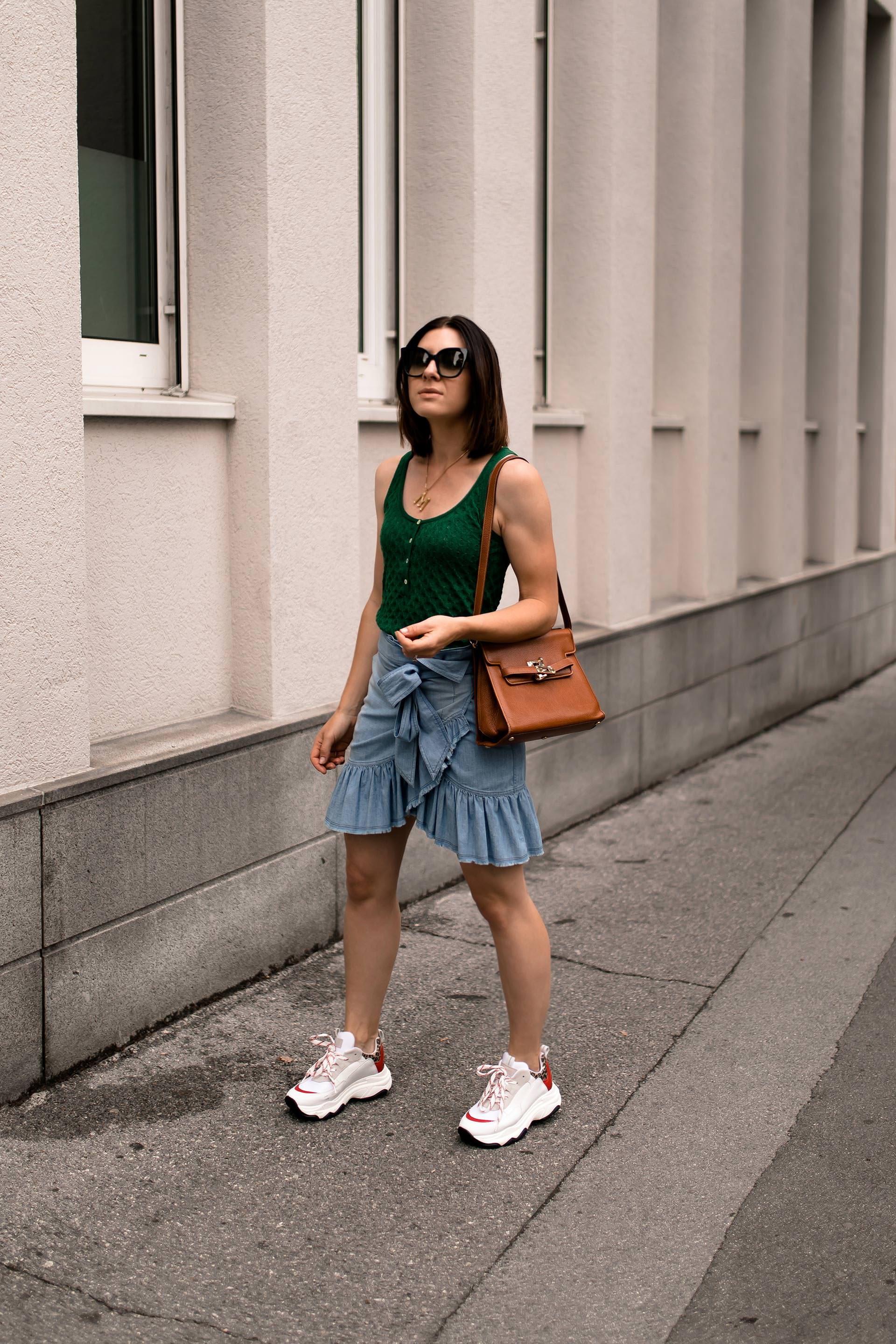 Sportlich Und Schick Mein Sommer Outfit Mit Rock Und Chunky Sneakers Life Und Style Blog Aus Osterreich