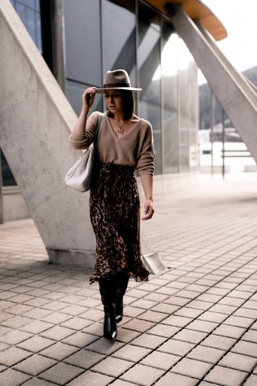 Schwarze Stiefel zum Rock: So style ich den Western-Boots Trend im Alltag! Schwarze Stiefel zum Rock: So style ich den Western-Boots Trend im Alltag!