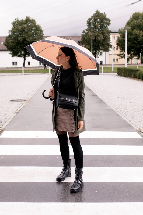Mein Regenwetter-Outfit mit Biker Boots, Minirock und Regenparka! Mein Regenwetter-Outfit mit Biker Boots, Minirock und Regenparka!
