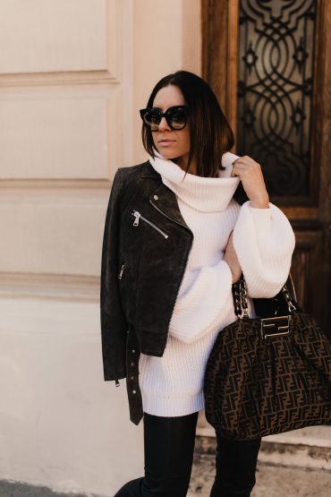 Outfit mit schwarzer Lederhose, Chunky Sneakers und Oversize-Pullover Outfit mit schwarzer Lederhose, Chunky Sneakers und Oversize-Pullover