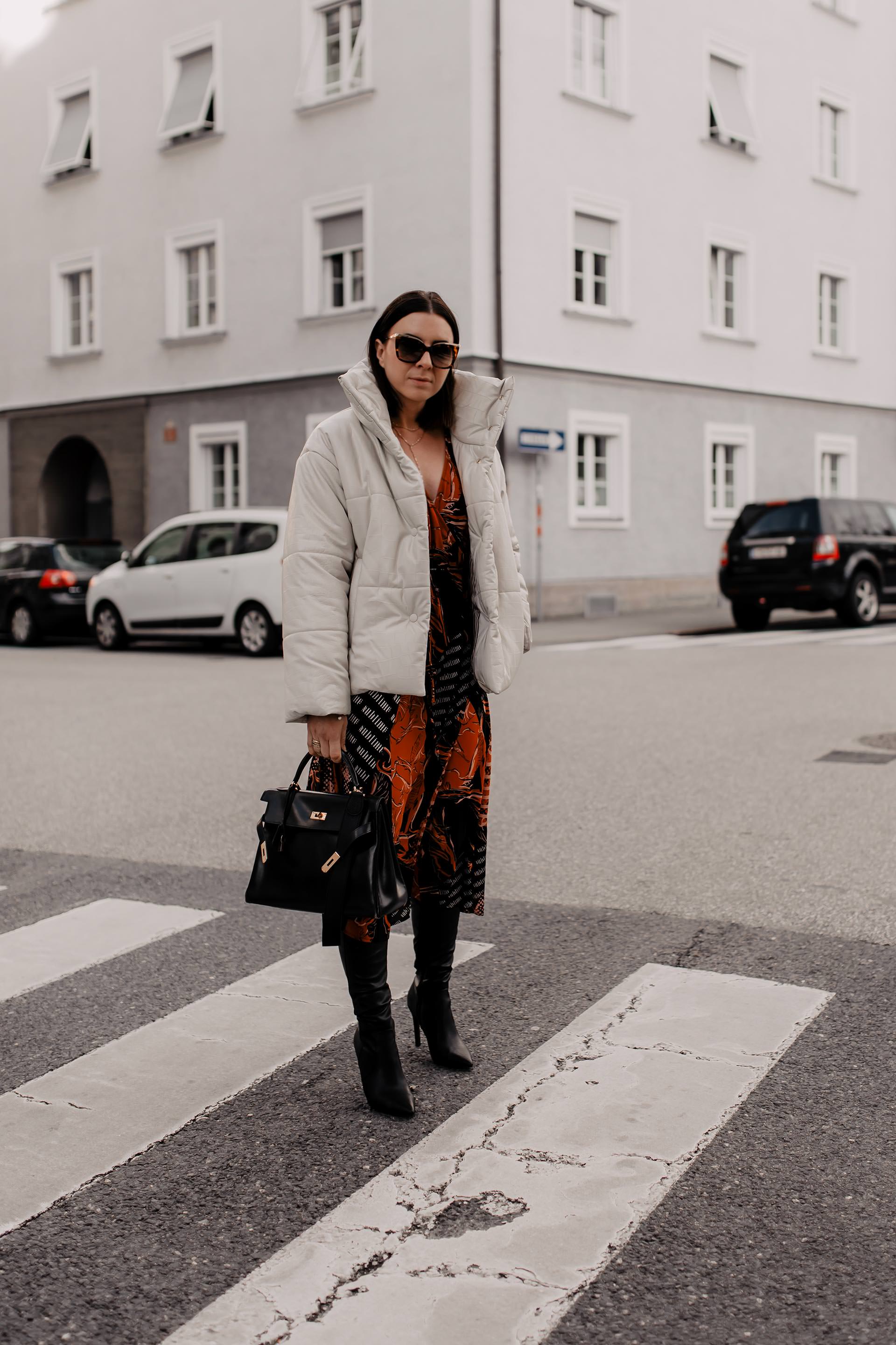 Produktplatzierung. Winter Outfit mit Kleid, outfit für weihnachten, weihnachtsoutfit, festliches kleid, festliches outfit Damen winter, festliches outfit, alltagsoutfit, Styling Tipps, Streetstyle, Hermes Kelly Bag, Nanoushka Pufferjacke, Winter Outfit, www.whoismocca.com #winteroutfit #festlich #weihnachtsoutfit #christmaslook #xmas #hermes #nanoushka 