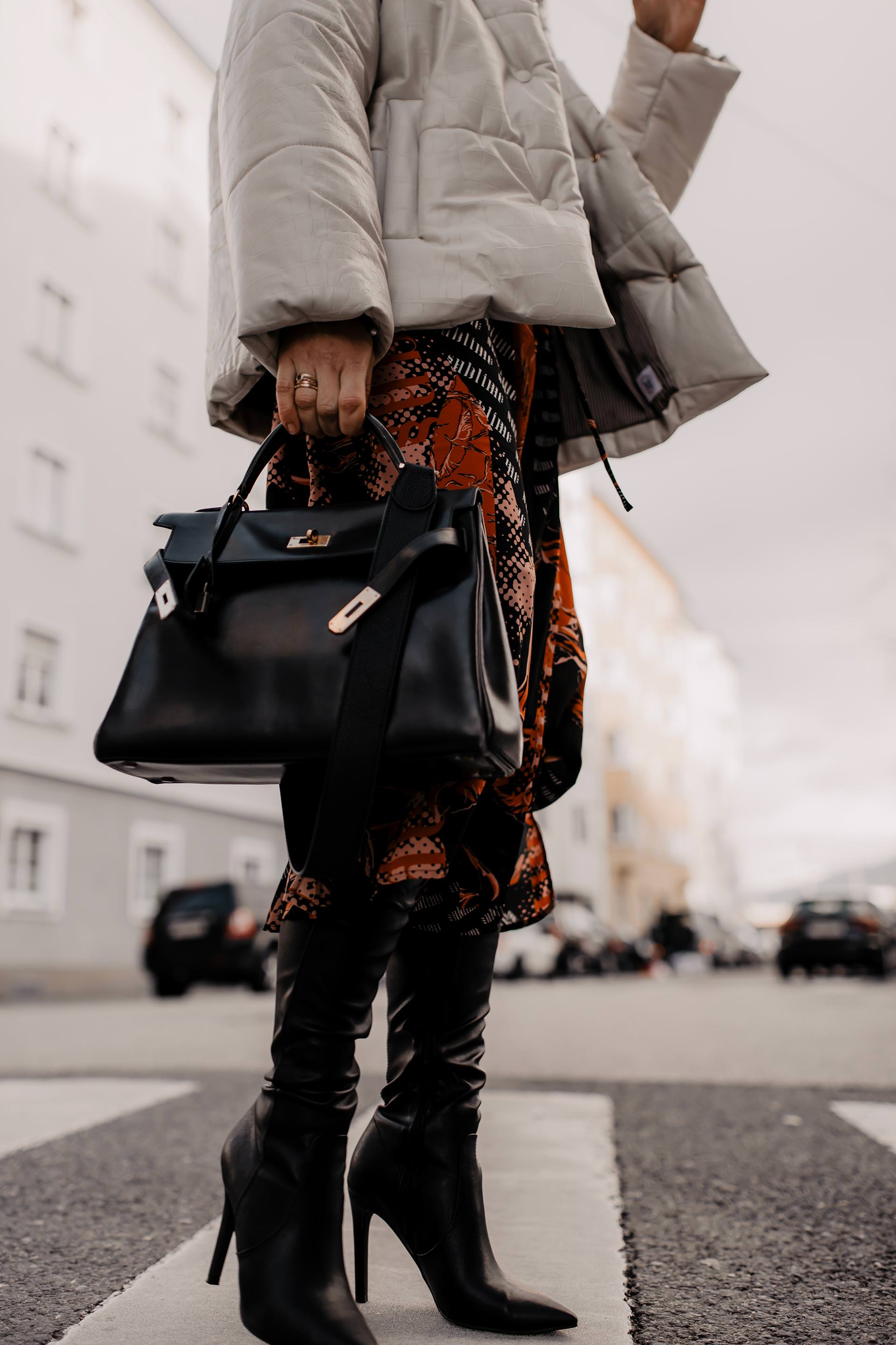 Produktplatzierung. Winter Outfit mit Kleid, outfit für weihnachten, weihnachtsoutfit, festliches kleid, festliches outfit Damen winter, festliches outfit, alltagsoutfit, Styling Tipps, Streetstyle, Hermes Kelly Bag, Nanoushka Pufferjacke, Winter Outfit, www.whoismocca.com #winteroutfit #festlich #weihnachtsoutfit #christmaslook #xmas #hermes #nanoushka