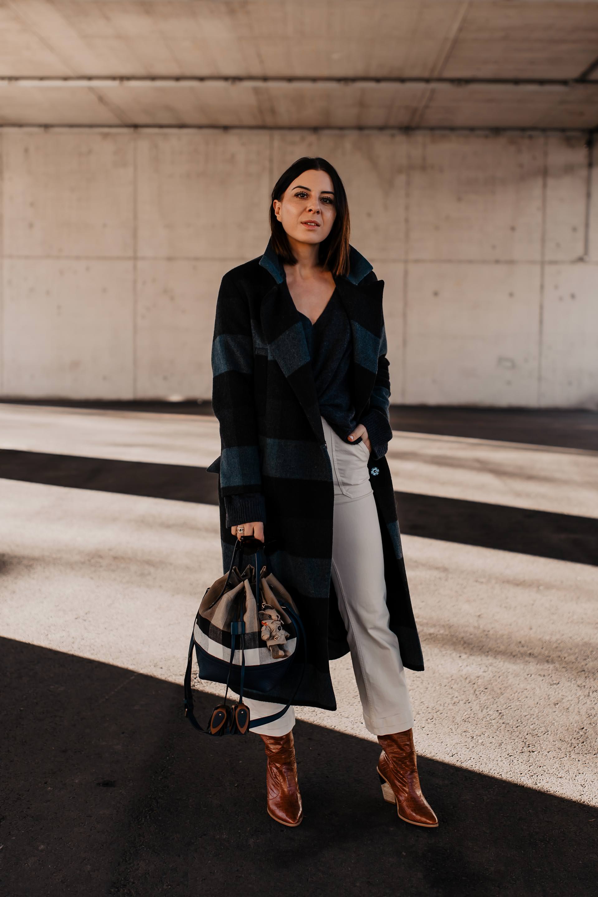 enthält unbeauftragte Werbung. dunkelblau kombinieren, modetrends 2019, trendfarben 2019 mode, blau ist das neue schwarz, blau kombinieren, trendfarbe dunkelblau, outfit inspirationen, styling tipps, Modebloggerin, Fashion Blog, blauer kaschmir pulli, alltagsoutfit, mode tipps, www.whoismocca.com #dunkelblau #modetrends #wintertrends #blau #streetstyle #burberry #kariert