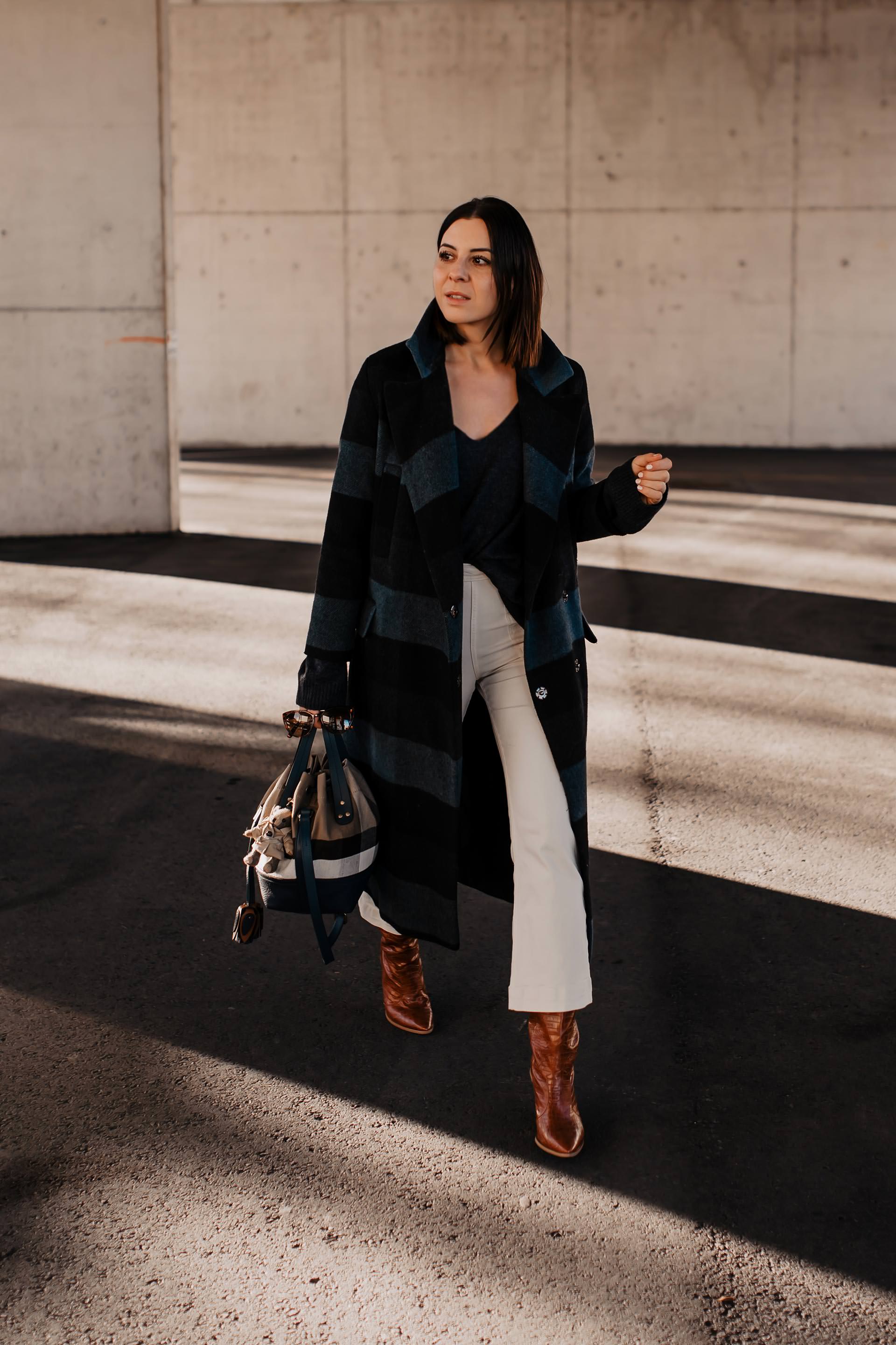 enthält unbeauftragte Werbung. dunkelblau kombinieren, modetrends 2019, trendfarben 2019 mode, blau ist das neue schwarz, blau kombinieren, trendfarbe dunkelblau, outfit inspirationen, styling tipps, Modebloggerin, Fashion Blog, blauer kaschmir pulli, alltagsoutfit, mode tipps, www.whoismocca.com #dunkelblau #modetrends #wintertrends #blau #streetstyle #burberry #kariert