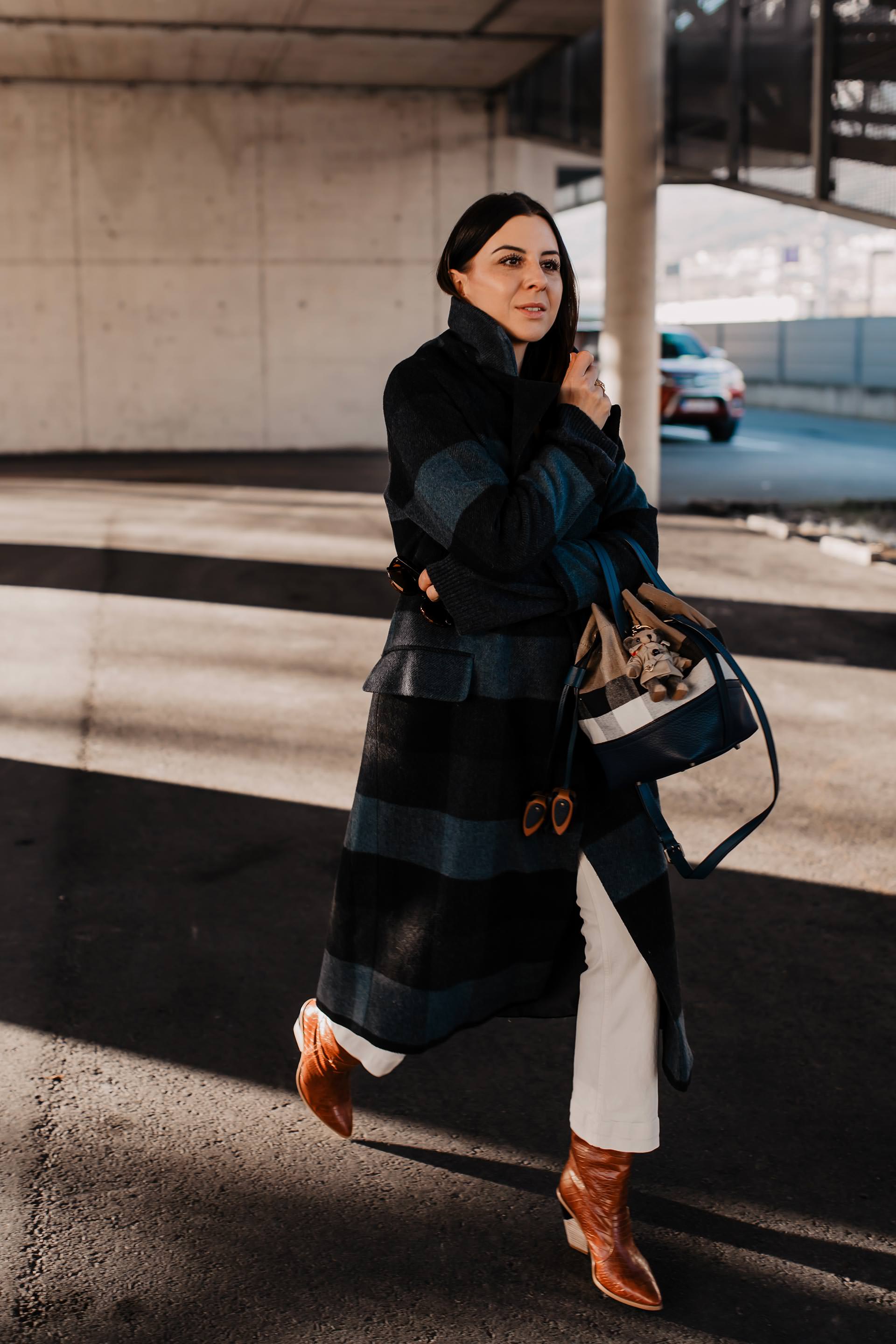 enthält unbeauftragte Werbung. dunkelblau kombinieren, modetrends 2019, trendfarben 2019 mode, blau ist das neue schwarz, blau kombinieren, trendfarbe dunkelblau, outfit inspirationen, styling tipps, Modebloggerin, Fashion Blog, blauer kaschmir pulli, alltagsoutfit, mode tipps, www.whoismocca.com #dunkelblau #modetrends #wintertrends #blau #streetstyle #burberry #kariert