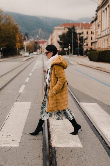 Outfit-Idee: Schlangenprint-Rock mit Fake Fur Mantel kombinieren! Outfit-Idee: Schlangenprint-Rock mit Fake Fur Mantel kombinieren!