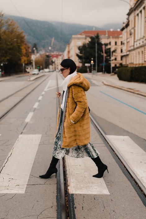 Outfit-Idee: Schlangenprint-Rock mit Fake Fur Mantel kombinieren! Outfit-Idee: Schlangenprint-Rock mit Fake Fur Mantel kombinieren!