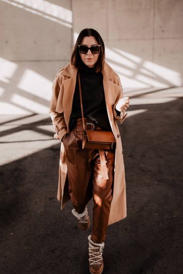 Alltagsoutfit mit warmen Trenchcoat, High-Waist Lederhose und Nowles Boots Alltagsoutfit mit warmen Trenchcoat, High-Waist Lederhose und Nowles Boots