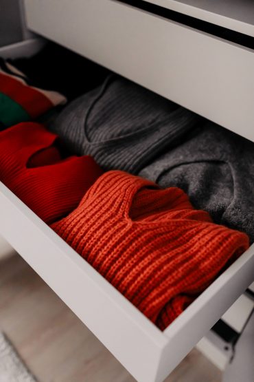 Kleiderschrank ausmisten und richtig einräumen mit System – meine Tipps! Kleiderschrank ausmisten und richtig einräumen mit System – meine Tipps!