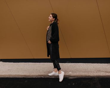 Outfit mit schwarzer Lederhose, weißen Sneakers und Fendi Look Alike Jacke Outfit mit schwarzer Lederhose, weißen Sneakers und Fendi Look Alike Jacke