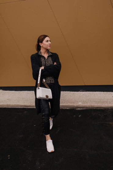 Outfit mit schwarzer Lederhose, weißen Sneakers und Fendi Look Alike Jacke Outfit mit schwarzer Lederhose, weißen Sneakers und Fendi Look Alike Jacke