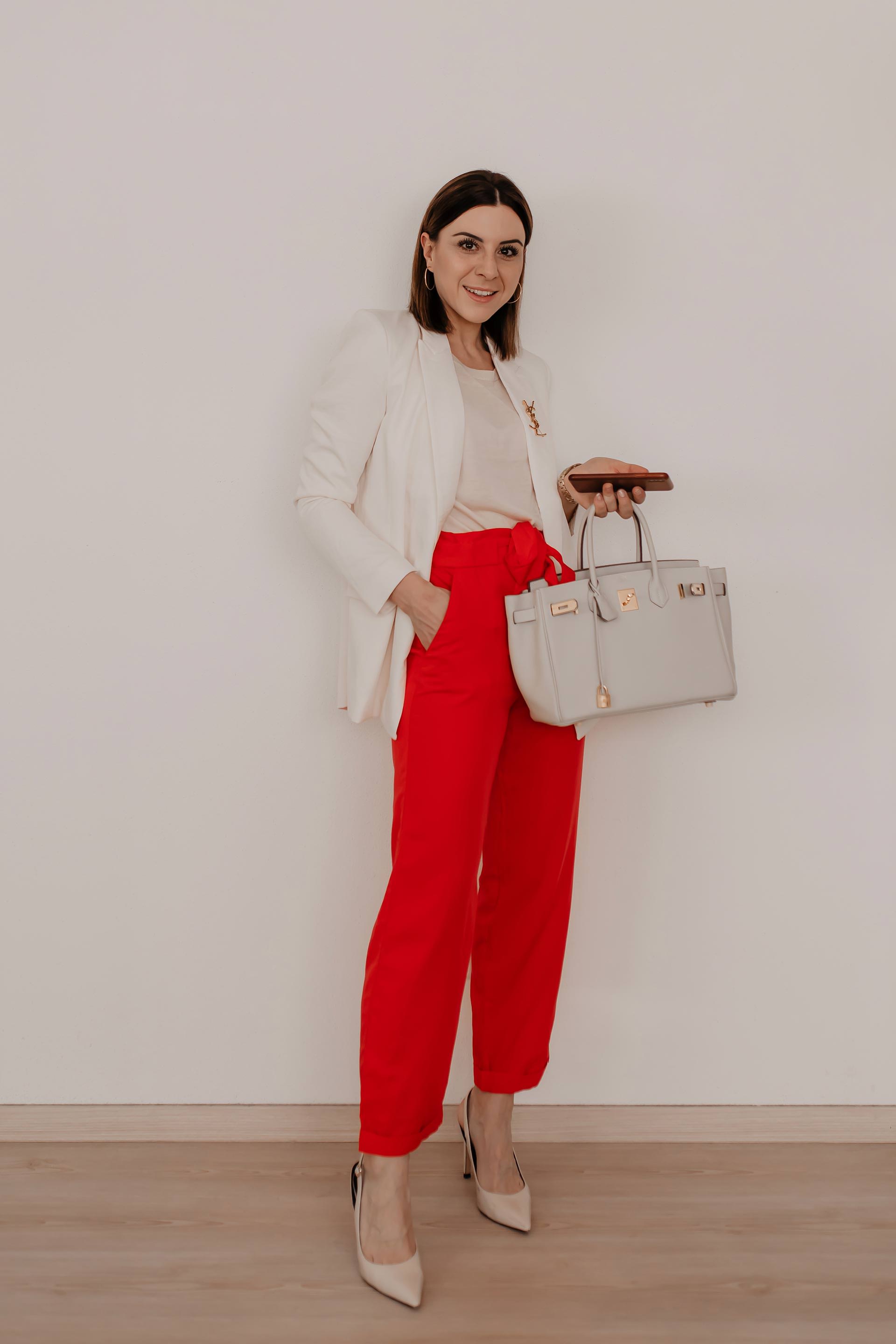 Wie Kann Man Eine Paperbag Hose Kombinieren 5 Outfit Ideen Fur Alltag Und Buro Life Und Style Blog Aus Osterreich