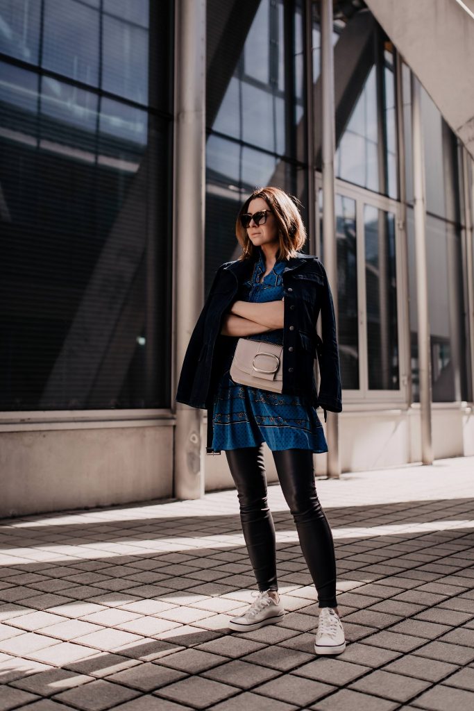 Kleid über Hose kombinieren? So klappt es mit dem stylischen  Frühlingsoutfit! - Lifestyle Blog und Mamablog aus Österreich