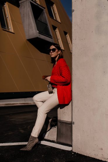 Mein Mom Jeans Outfit mit rotem Cardigan und Gürteltasche mit Logo-Print! Mein Mom Jeans Outfit mit rotem Cardigan und Gürteltasche mit Logo-Print!