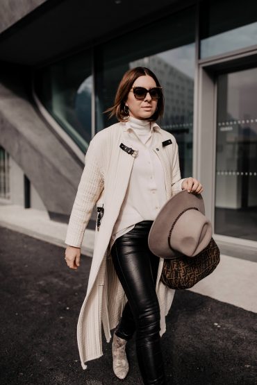 Outfit mit schwarzer Lederhose, Snake Print Boots und Logo-Bag Outfit mit schwarzer Lederhose, Snake Print Boots und Logo-Bag