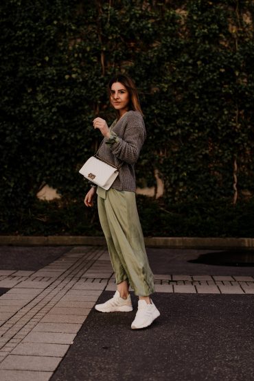 Sneakers zum Kleid: So klappt es mit dem schicken Alltagsoutfit! Sneakers zum Kleid: So klappt es mit dem schicken Alltagsoutfit!