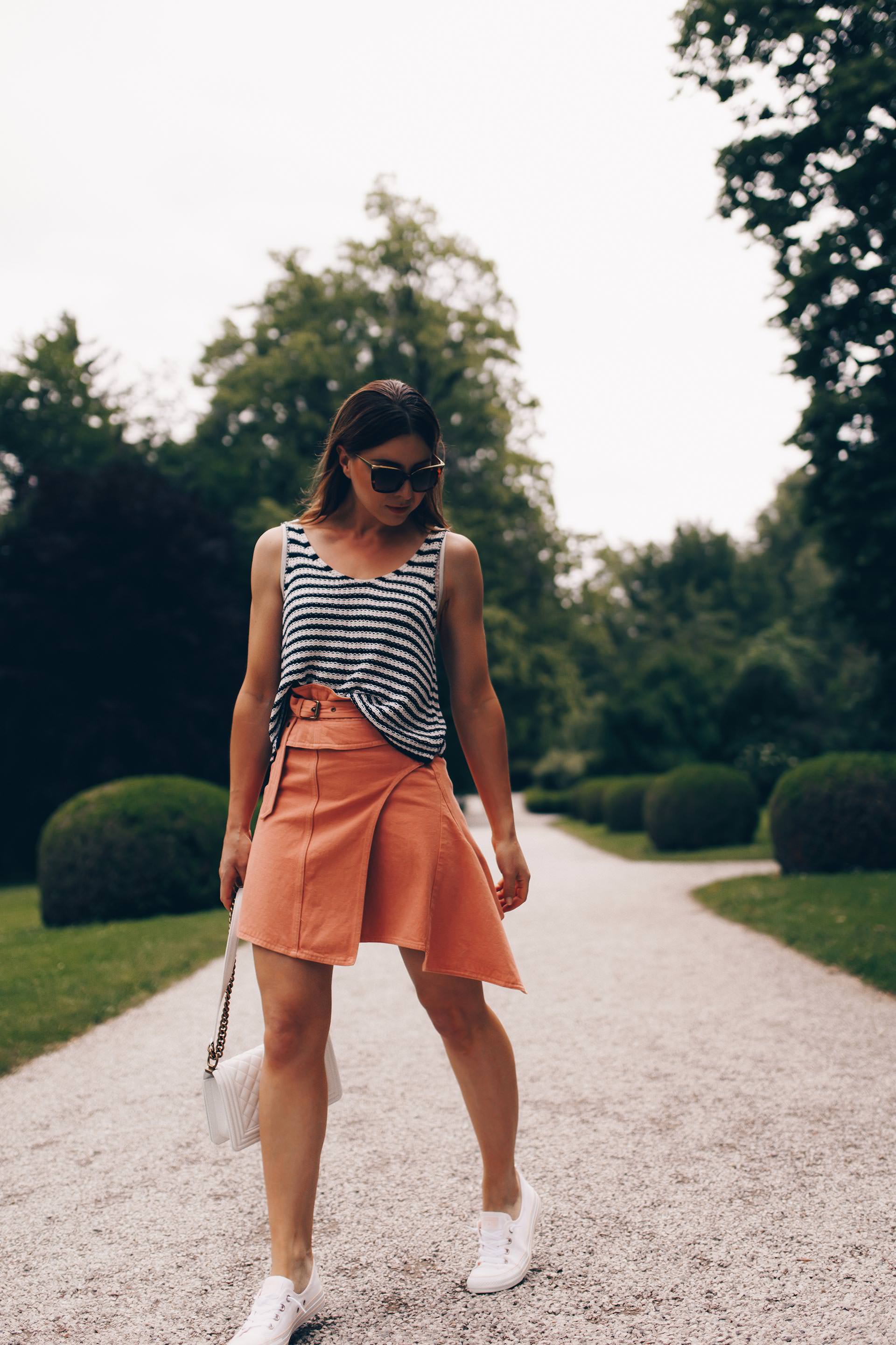 Am Modeblog findest du heute ein Sommer Outfit mit Sneakers. Ich gebe dir Tipps, wie du deinen Jeansrock kombinieren kannst und wie gut Rock und Sneakers zusammenpassen. Mehr zu meinem Converse Outfit und den besten Sneakers für den Sommer findest du jetzt auf www.whoismocca.com #sommeroutfit #converse #jeansrock #modetrends