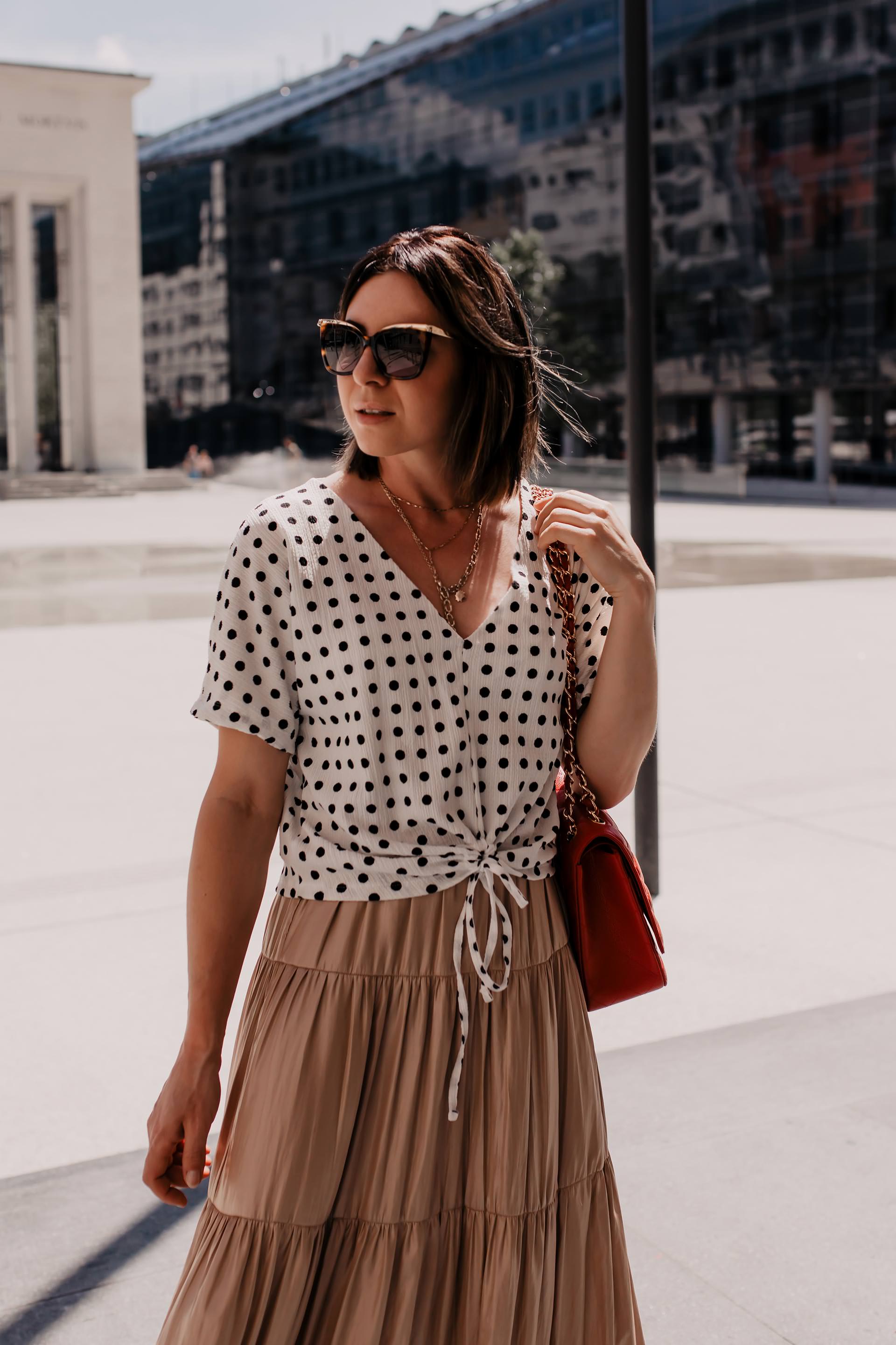 Der Polka Dots Trend ist auch 2019 ein Dauerbrenner unter den Modetrends. Wie du den Trend richtig kombinierst, passende Outfit-Ideen und hilfreiche Styling-Tipps findest du jetzt auf meinem Fashion Blog www.whoismocca.com #polkadots #modetrends #outfitideen #sommertrends