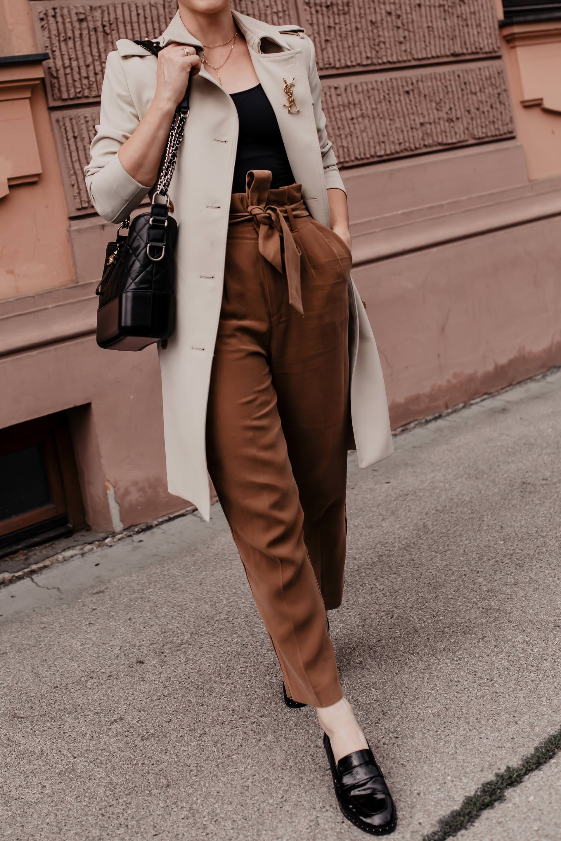 enthält Werbung. Am Modeblog findest du heute ein Herbst Outfit mit schönen Loafers. Ich gebe dir außerdem Tipps, wie gut man eine Paperbag Hose kombinieren kann und zeige dir alle Outfit-Details zum nachshoppen. #paperbaghose #herbstoutfit #loafers