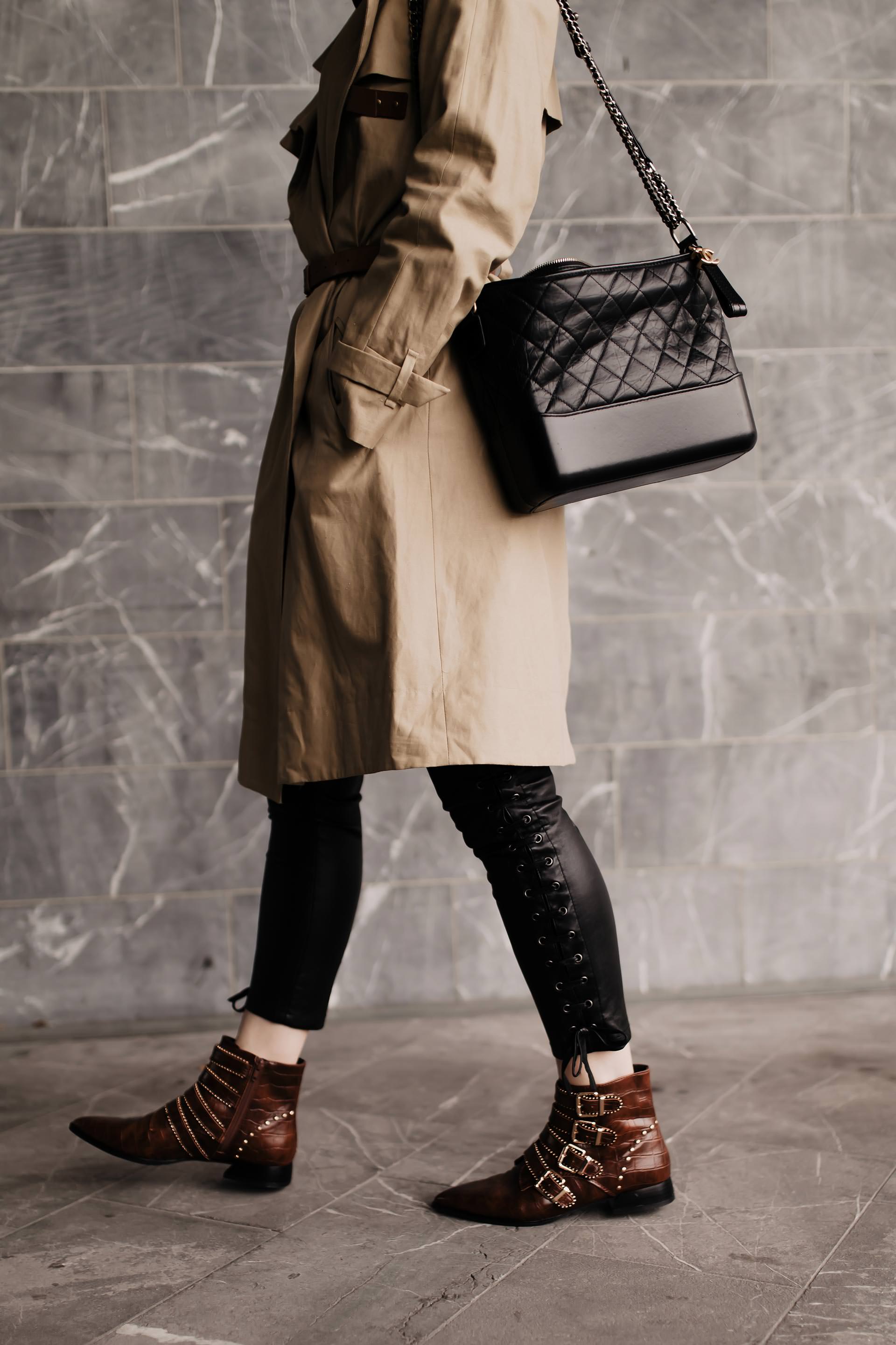 Produktplatzierung. Am Modeblog findest du heute ein Herbst Outfit mit Lederhose, Trenchcoat und Nieten-Boots. Wie immer mit allen Shopping-Details und Mode Tipps. Klick dich rein und ich zeige dir, wie gut man eine schwarze Lederhose kombinieren kann, wo du die perfekten Herbst Trenchcoats kaufen kannst und wo es die braunen Nieten-Boots gibt! www.whoismocca.com #herbstoutfit #lederhose #modetrends #trenchcoat
