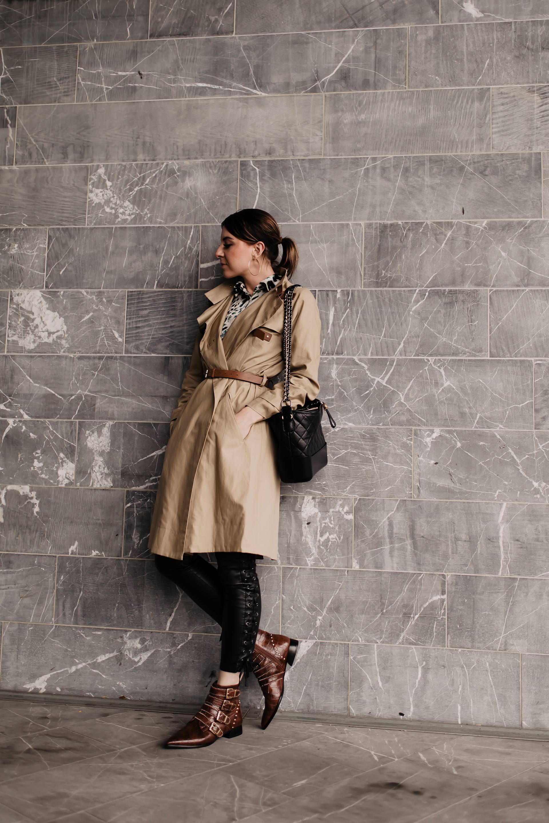 Produktplatzierung. Am Modeblog findest du heute ein Herbst Outfit mit Lederhose, Trenchcoat und Nieten-Boots. Wie immer mit allen Shopping-Details und Mode Tipps. Klick dich rein und ich zeige dir, wie gut man eine schwarze Lederhose kombinieren kann, wo du die perfekten Herbst Trenchcoats kaufen kannst und wo es die braunen Nieten-Boots gibt! www.whoismocca.com #herbstoutfit #lederhose #modetrends #trenchcoat