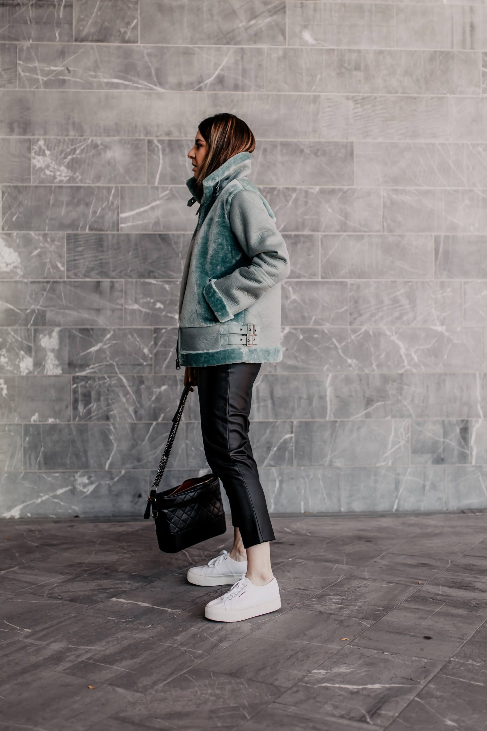 Outfit mit schwarzer Lederhose, Chunky Sneakers und Oversize