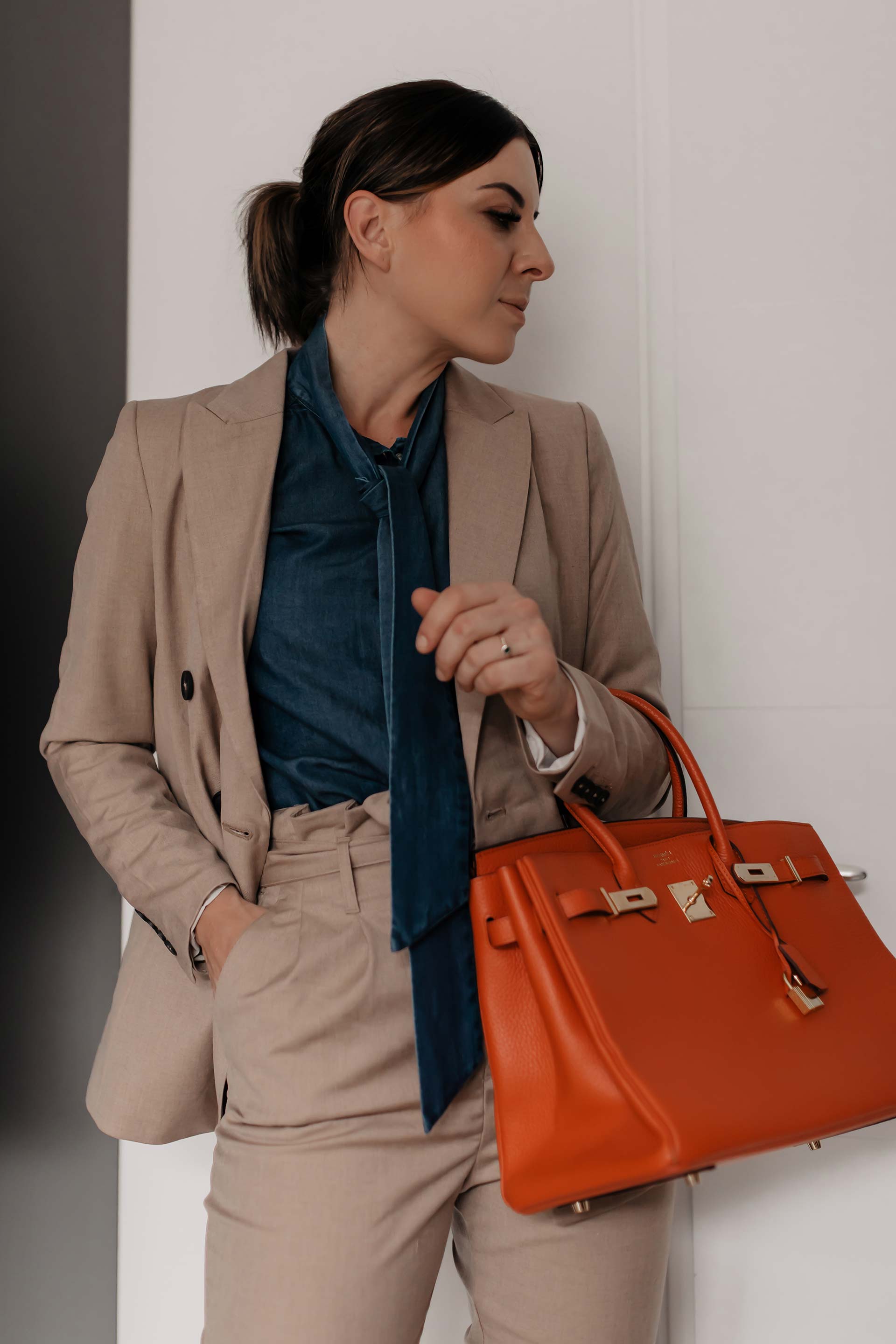 Am Modeblog findest du heute schöne Zweiteiler Outfits für den Alltag und fürs Büro. Ich zeige dir Rock und Bluse Kombinationen, Paperbag-Hosen Stylings, Shorts und Blazer Sets sowie lässige weitere Outfit-Ideen für jeden Tag. www.whoismocca.com #zweiteiler #bürooutfit #paperbag