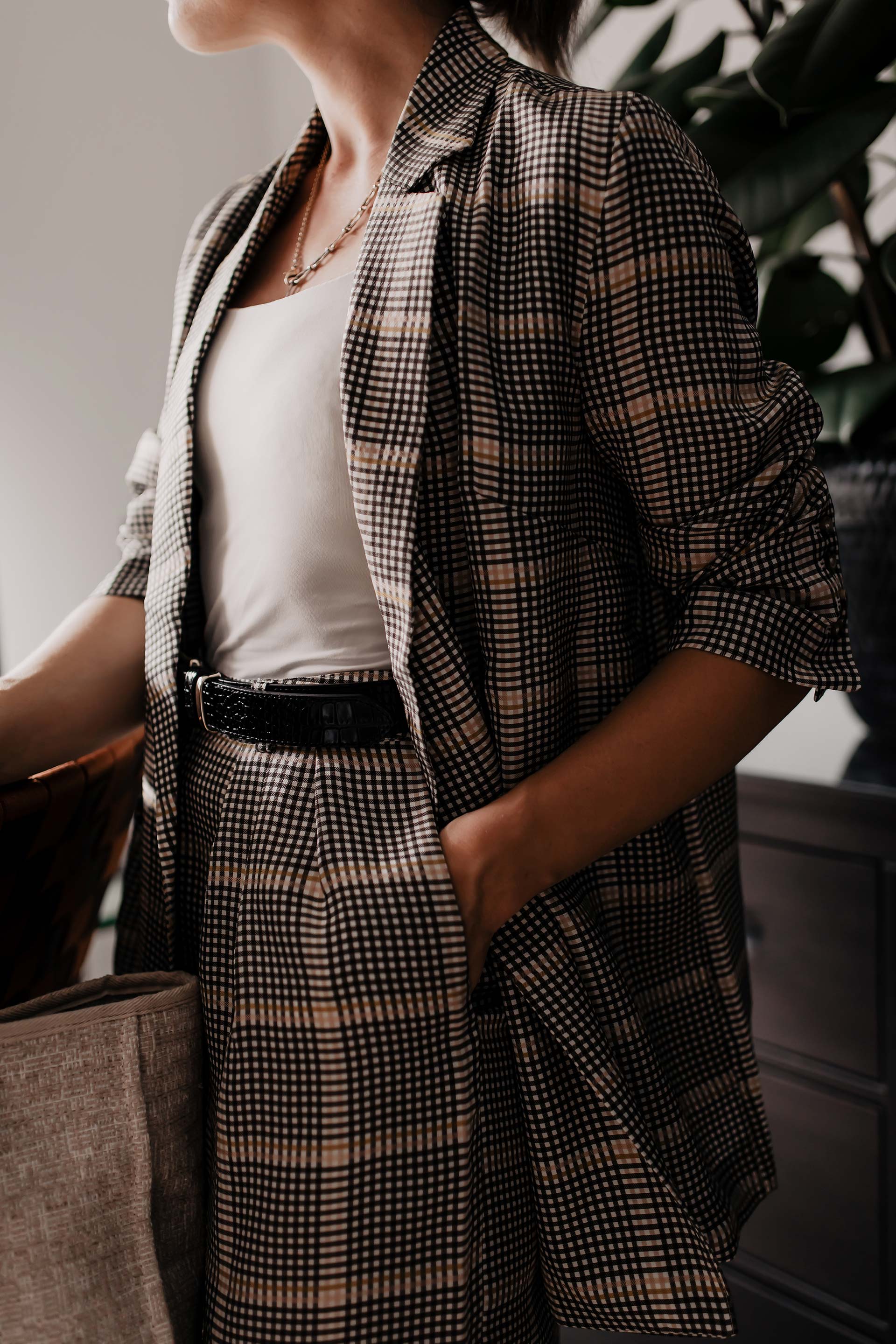 Am Modeblog findest du heute schöne Zweiteiler Outfits für den Alltag und fürs Büro. Ich zeige dir Rock und Bluse Kombinationen, Paperbag-Hosen Stylings, Shorts und Blazer Sets sowie lässige weitere Outfit-Ideen für jeden Tag. www.whoismocca.com #zweiteiler #bürooutfit
