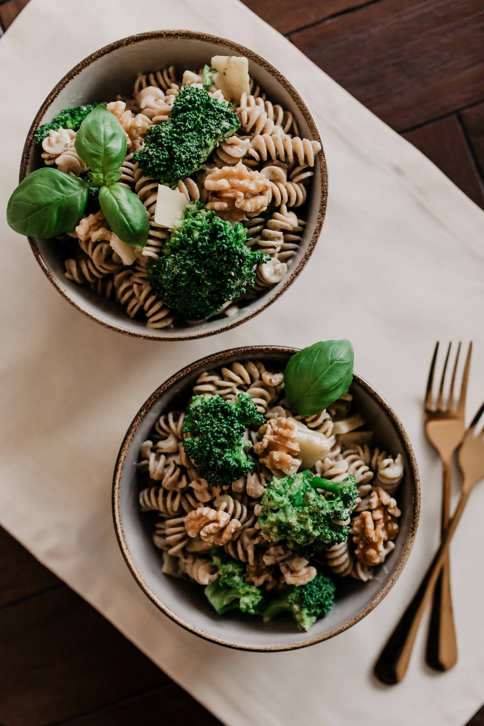 Anzeige. schmackhafte Vollkorn-Pasta mit Brokkoli und Walnüssen // Auf dem Foodblog findest du jetzt Ideen für ein einfaches Mittagessen ohne Fleisch. 5 schnelle vegetarische Rezepte für jeden Tag teile ich mit dir! www.whoismocca.com #vollkorn #pasta #veggie