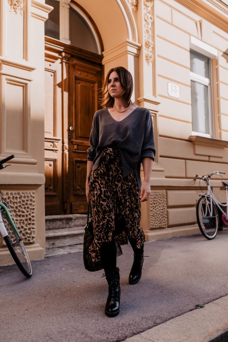 Herbst Outfit mit Schnürboots, Midirock und Oversize-Pullover Herbst Outfit mit Schnürboots, Midirock und Oversize-Pullover