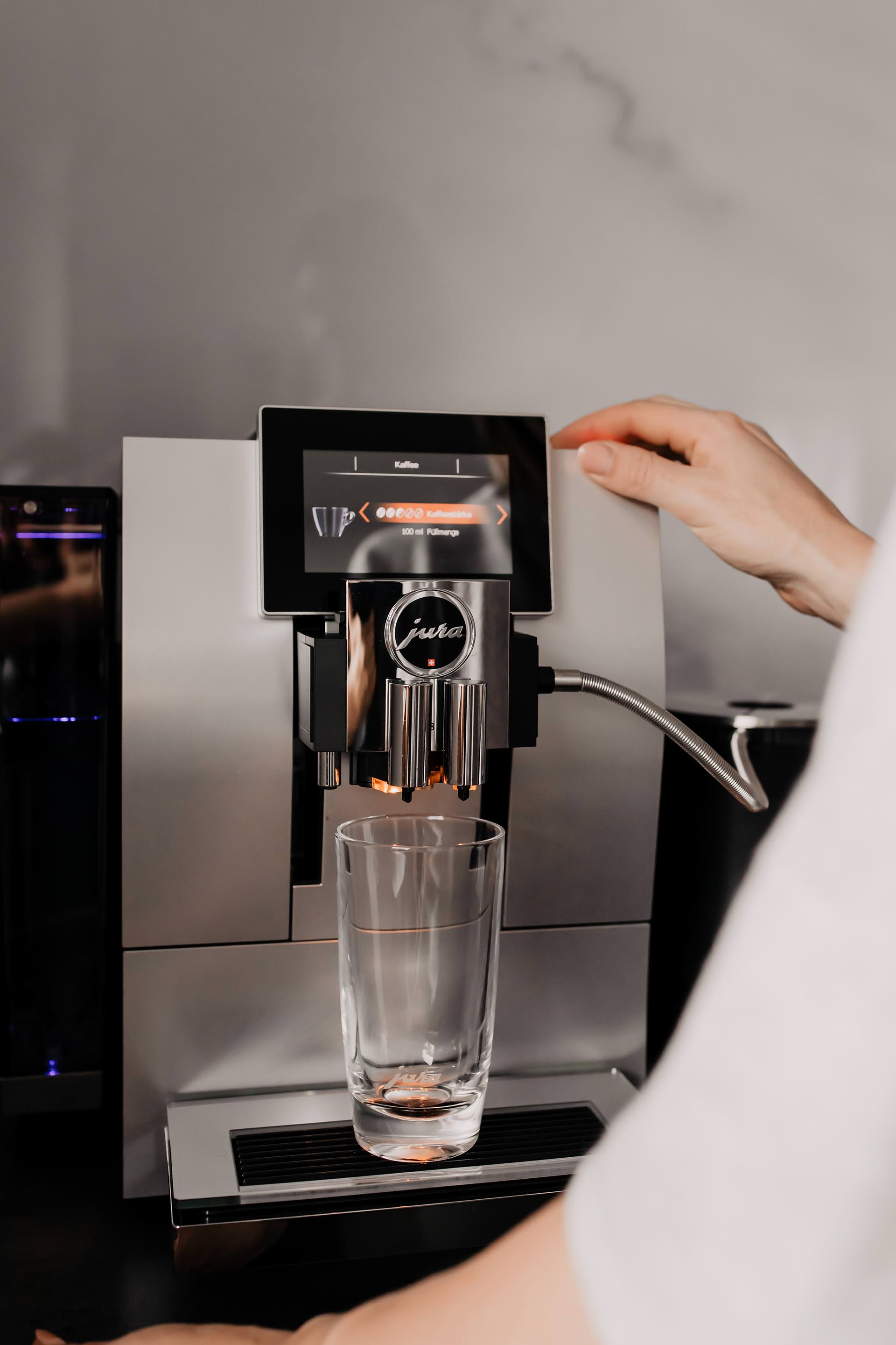 Anzeige. Die JURA Z8 Aluminium ist eingezogen und auf meinem Interiorblog teile ich meine Erfahrungen mit dir. Was guten Kaffee für mich aus macht und warum ein Kaffeevollautomat die beste Wahl für deine Küche ist, liest du jetzt online. www.whoismocca.com #jura #kaffeevollautomat #interiorblog