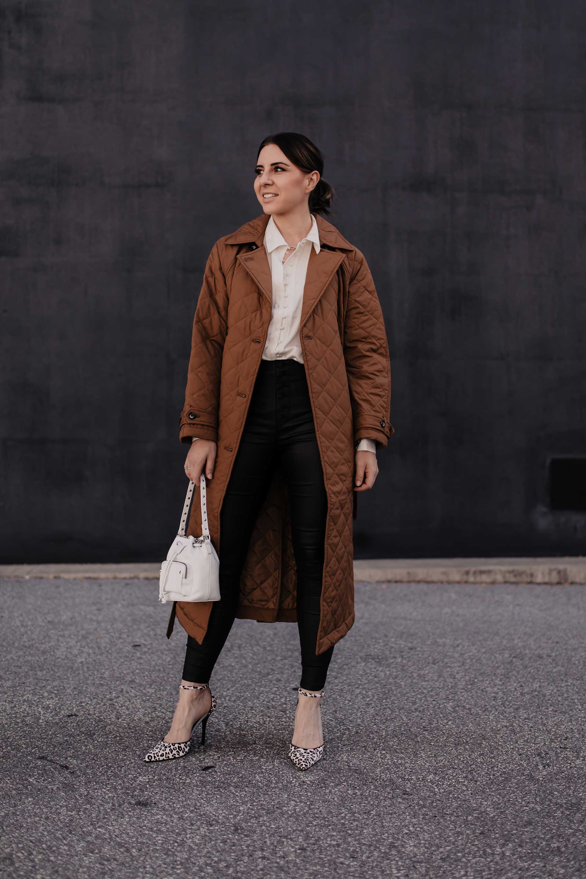 Du möchtest deine Lederhose im Büro kombinieren? Am Modeblog habe ich 5 Tipps, die du beachten solltest, wenn du die Lederhose im Business-Casual Outfit tragen möchtest. www.whoismocca.com #bürooutfit #business #modetrends #lederhose