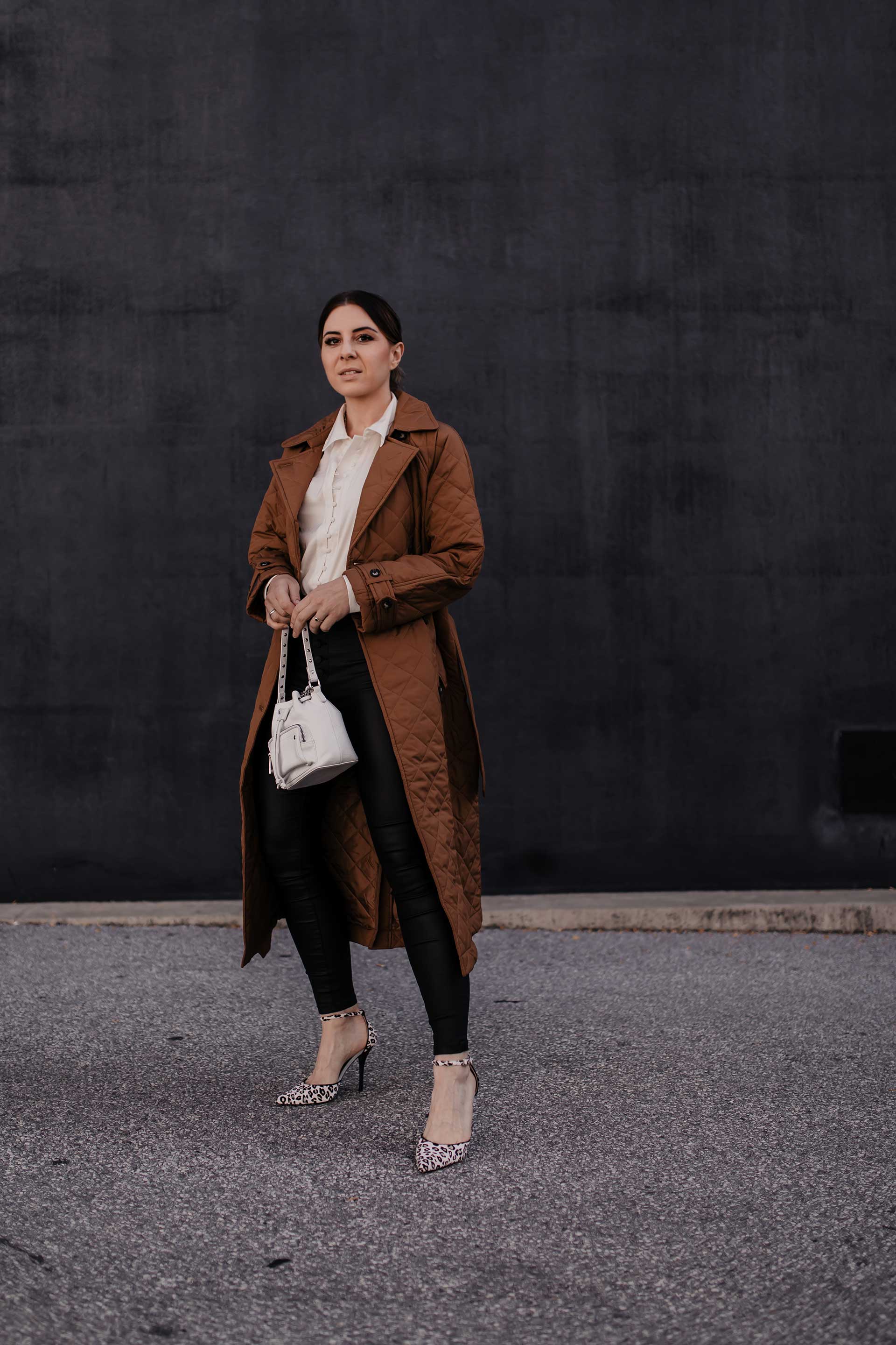 Du möchtest deine Lederhose im Büro kombinieren? Am Modeblog habe ich 5 Tipps, die du beachten solltest, wenn du die Lederhose im Business-Casual Outfit tragen möchtest. www.whoismocca.com #bürooutfit #business #modetrends #lederhose