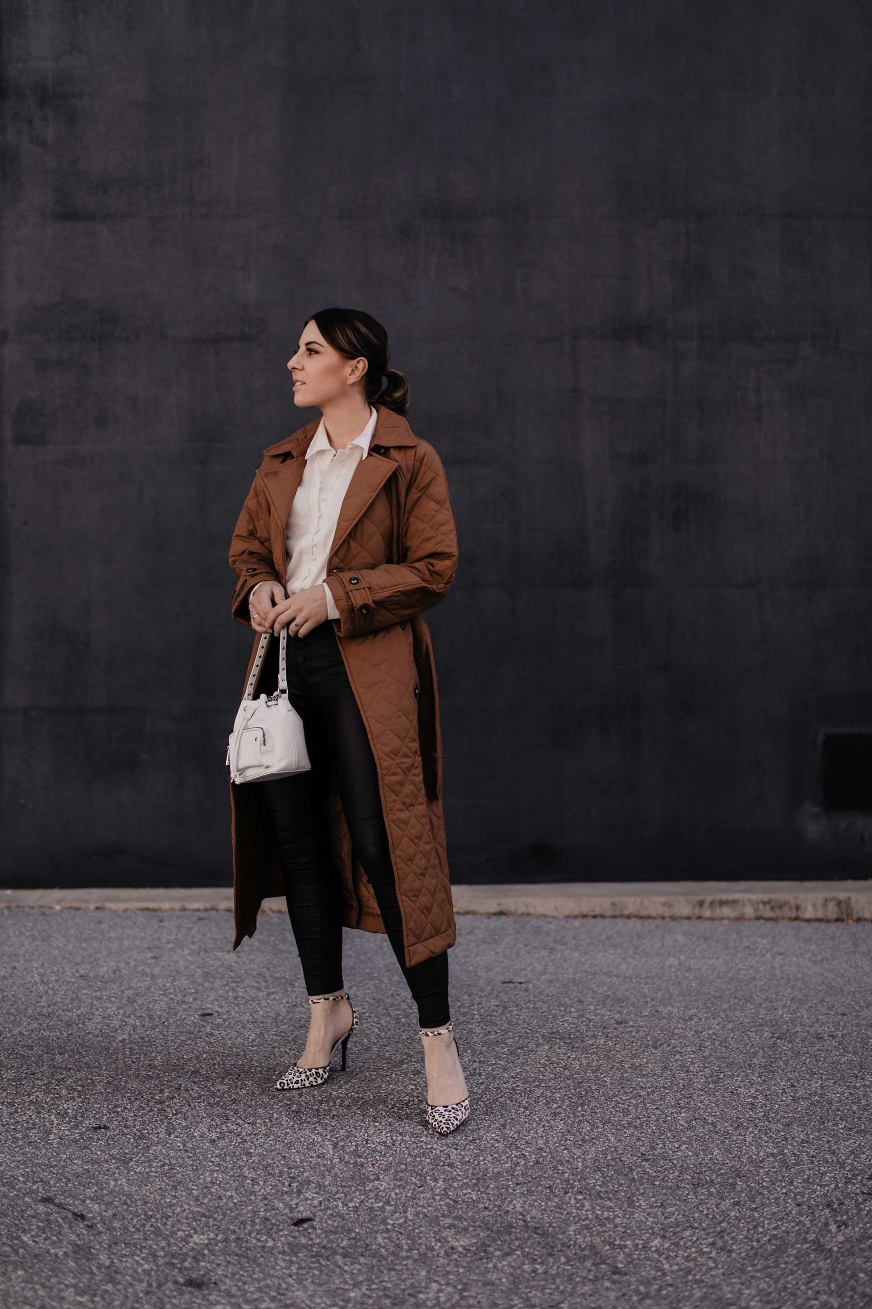 Wie schwarze Lederhose mit brauner Schuhe zu kombinieren – 28 Damen Outfits  2024
