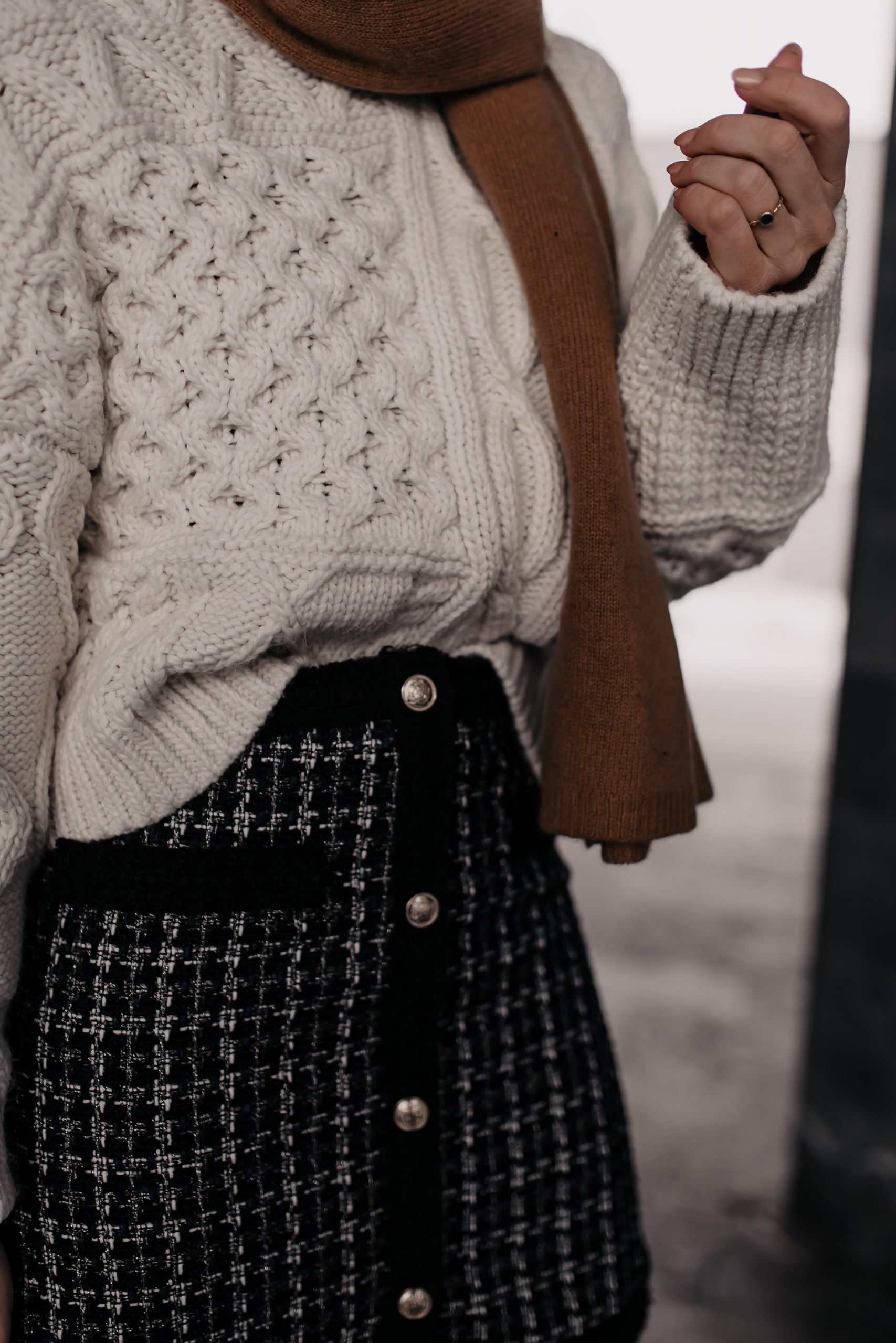 Wie du den Tweed-Trend modern im Alltag kombinieren kannst, liest du jetzt auf meinem Modeblog. Ich zeige dir nicht nur ein Winter-Outfit, sondern gebe dir auch 6 Mode-Tipps für den Tweed-Trend. #tweed #winteroutfit #wintertrends #modetrends