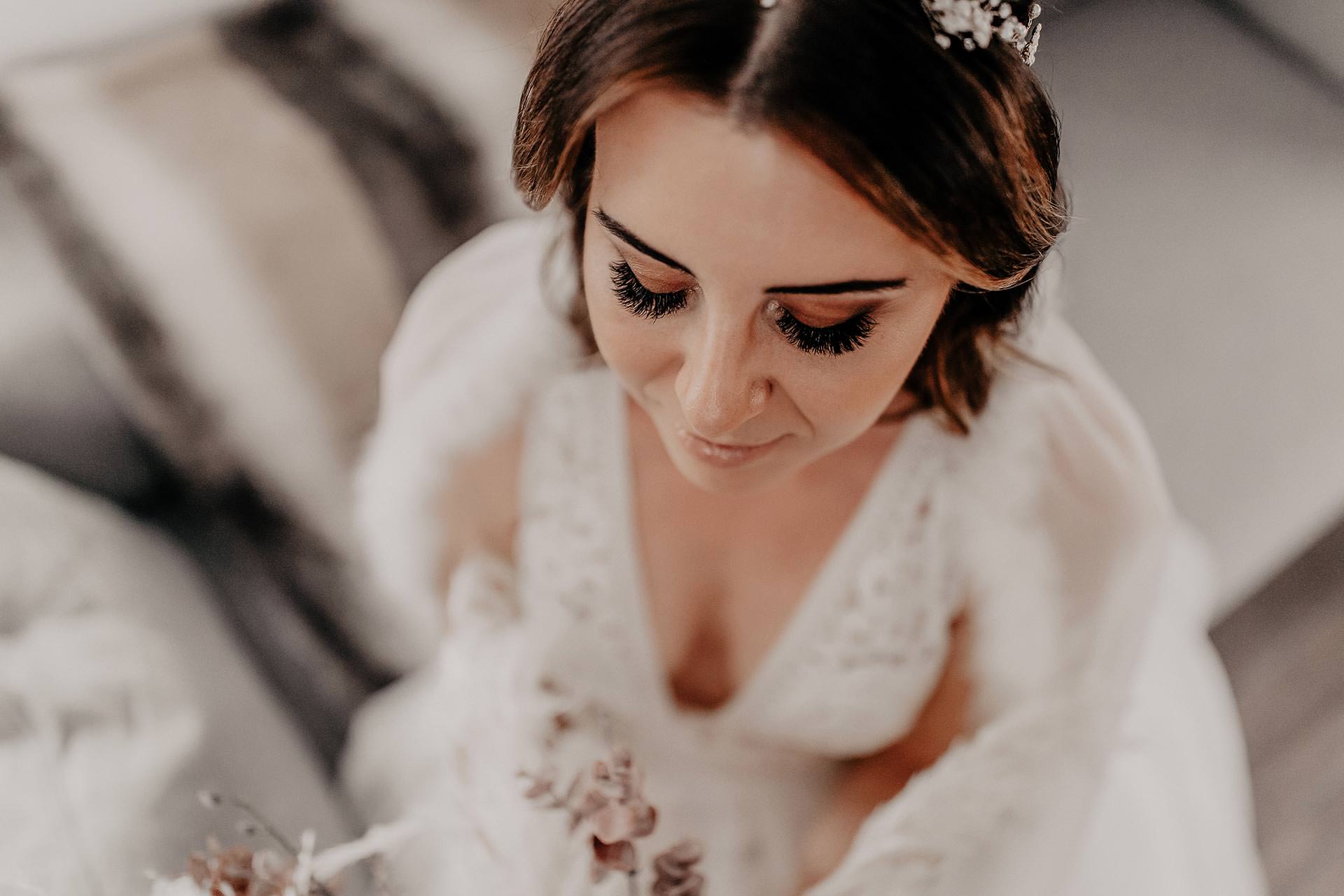 Am Blog gibt es etwas Neues zu unserer Herbsthochzeit. Ich zeige dir mein Brautstyling mit dem für mich perfekten Hochzeitskleid, Braut-Frisur und Make-up. Mehr auf www.whoismocca.com #hochzeit #traumhochzeit #pronovias #brautkleid #brautstyling