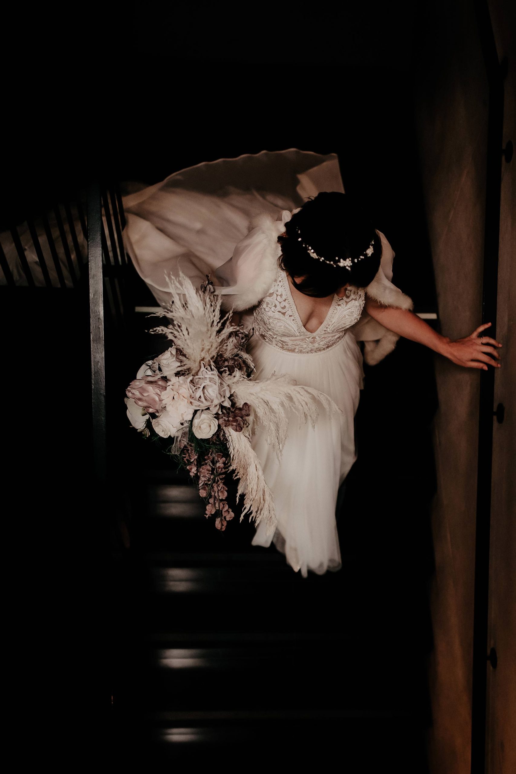 Am Blog gibt es etwas Neues zu unserer Herbsthochzeit. Ich zeige dir mein Brautstyling mit dem für mich perfekten Hochzeitskleid, Braut-Frisur und Make-up. Mehr auf www.whoismocca.com #hochzeit #traumhochzeit #pronovias #brautkleid #brautstyling