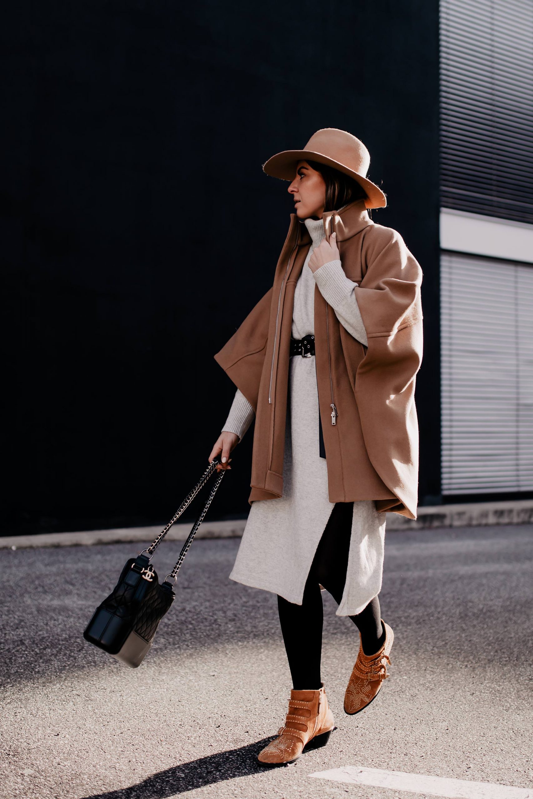 Am Modeblog liest du heute, wie gut man ein Cape kombinieren kann. Das passende Winter-Outfit gibt es kostenlos dazu und zahlreiche Shopping-Tipps für wunderschöne Cape-Outfits! www.whoismocca.com #cape #winteroutfit #modetrends