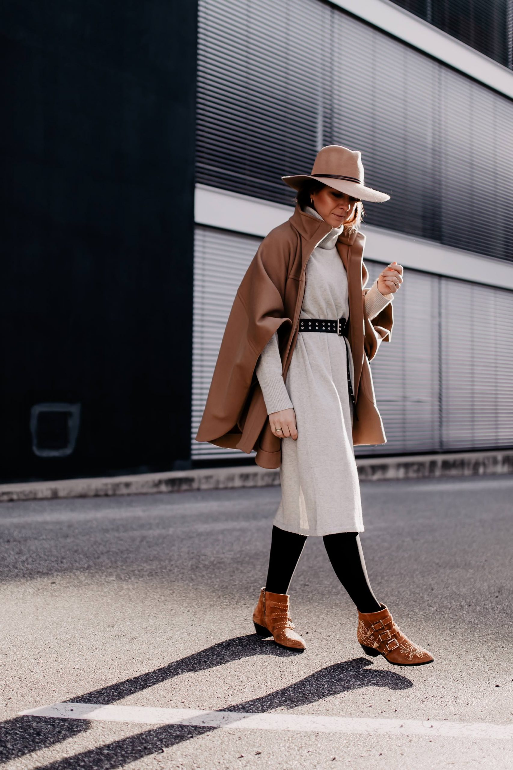 Am Modeblog liest du heute, wie gut man ein Cape kombinieren kann. Das passende Winter-Outfit gibt es kostenlos dazu und zahlreiche Shopping-Tipps für wunderschöne Cape-Outfits! www.whoismocca.com #cape #winteroutfit #modetrends