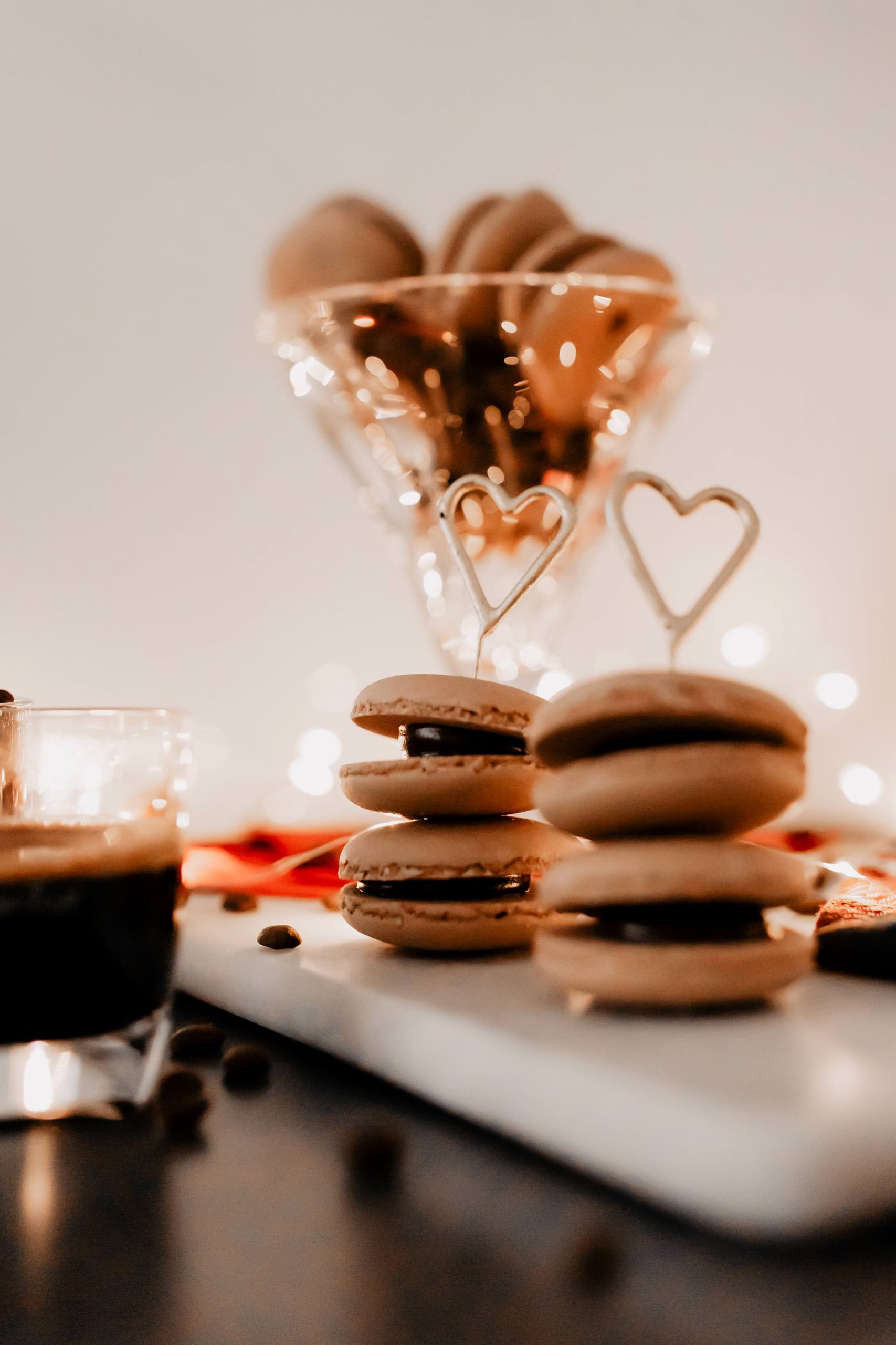 Anzeige/Gewinnspiel. Ein Rezept für Coffee-Junkies findest du jetzt am Foodblog! So einfach kannst du Kaffee-Macarons selber machen! Außerdem wartet ein tolles Gewinnspiel auf dich. www.whoismocca.com #macarons #rezept #weihnachten