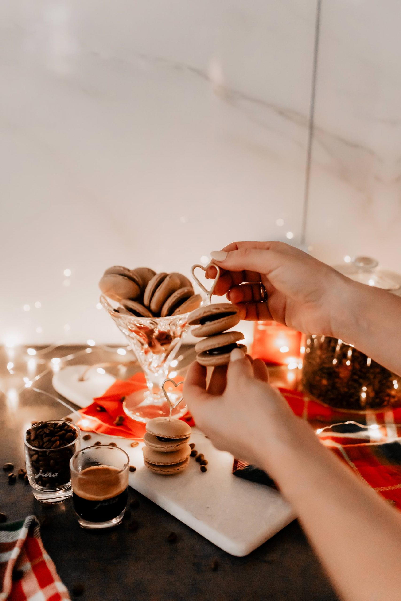 Anzeige/Gewinnspiel. Ein Rezept für Coffee-Junkies findest du jetzt am Foodblog! So einfach kannst du Kaffee-Macarons selber machen! Außerdem wartet ein tolles Gewinnspiel auf dich. www.whoismocca.com #macarons #rezept #weihnachten