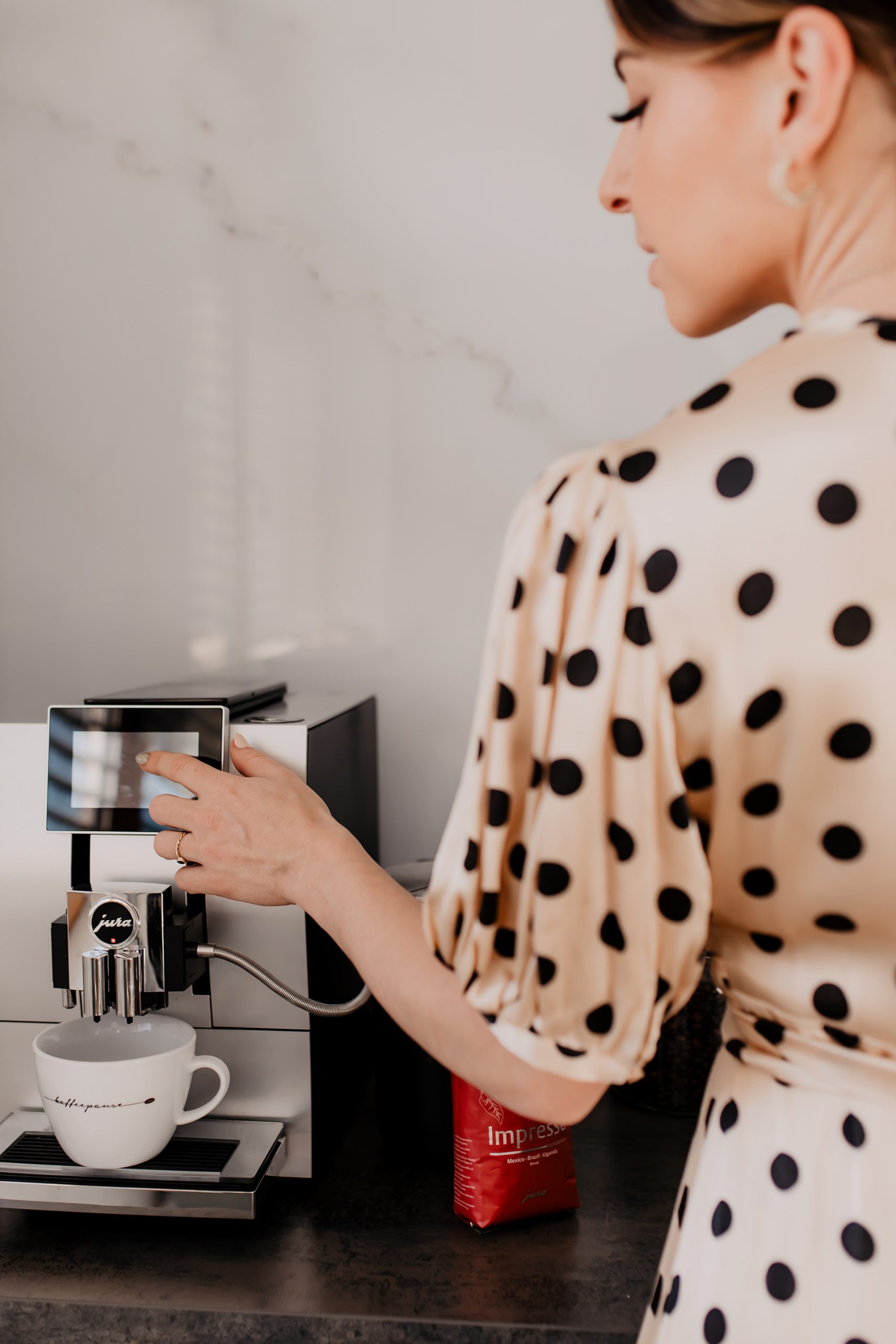Produktplatzierung. Am Karriere Blog teile ich heute 4 Gründe für eine entspannte Kaffeepause im Büro und 4 Tipps für richtig guten Kaffee mit dir! www.whoismocca.com #kaffeepause #kaffeeliebe #jura #karrieretipps