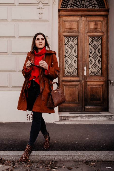 Parka-Outfit mit Rollkragenpullover, Skinny Jeans und Leo-Stiefeletten Parka-Outfit mit Rollkragenpullover, Skinny Jeans und Leo-Stiefeletten