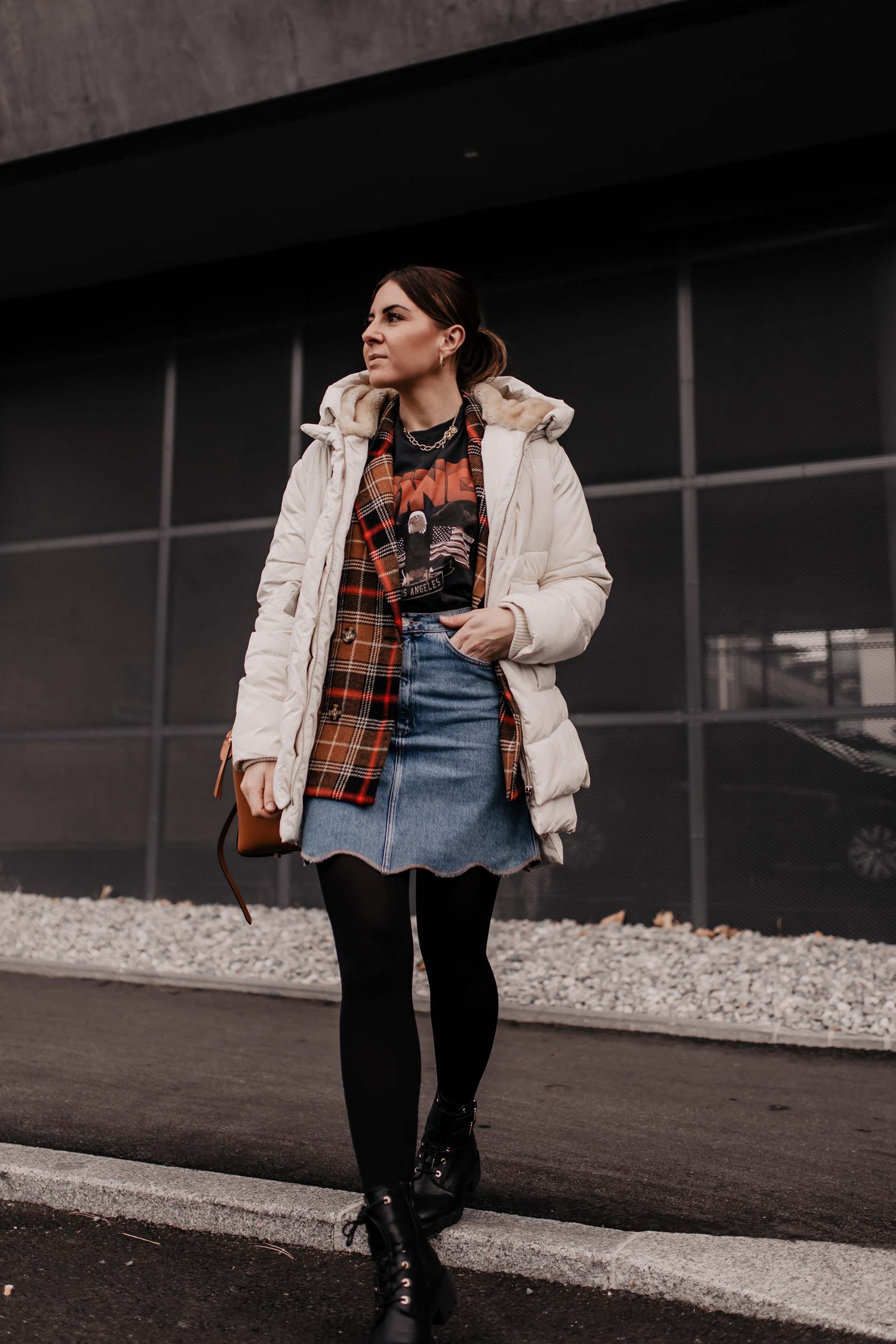 Am Modeblog gibt es heute 2 Outfits mit Jeansrock für dich zu entdecken. Ich zeige dir, wie gut sich ein Jeansrock im Winter kombinieren lässt und gebe dir Tipps, wo du die schönsten Denim Skirts online kaufen kannst. www.whoismocca.com #winteroutfits #jeansrock #modetrends #wintertrends