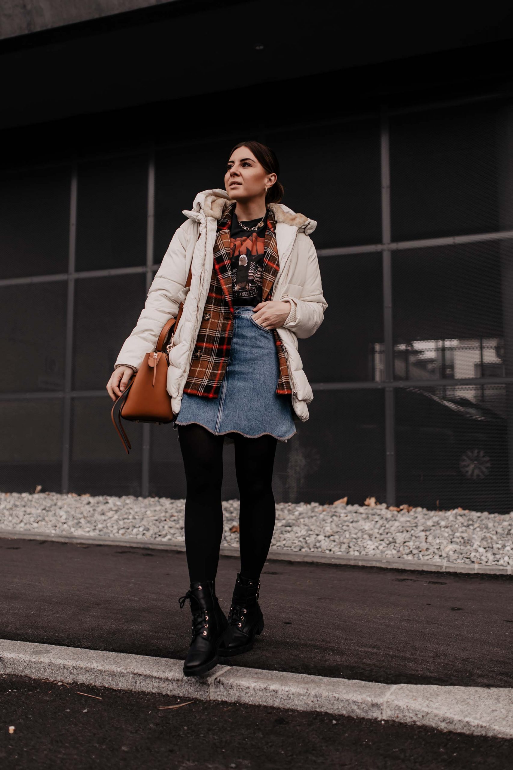 Am Modeblog gibt es heute 2 Outfits mit Jeansrock für dich zu entdecken. Ich zeige dir, wie gut sich ein Jeansrock im Winter kombinieren lässt und gebe dir Tipps, wo du die schönsten Denim Skirts online kaufen kannst. www.whoismocca.com #winteroutfits #jeansrock #modetrends #wintertrends