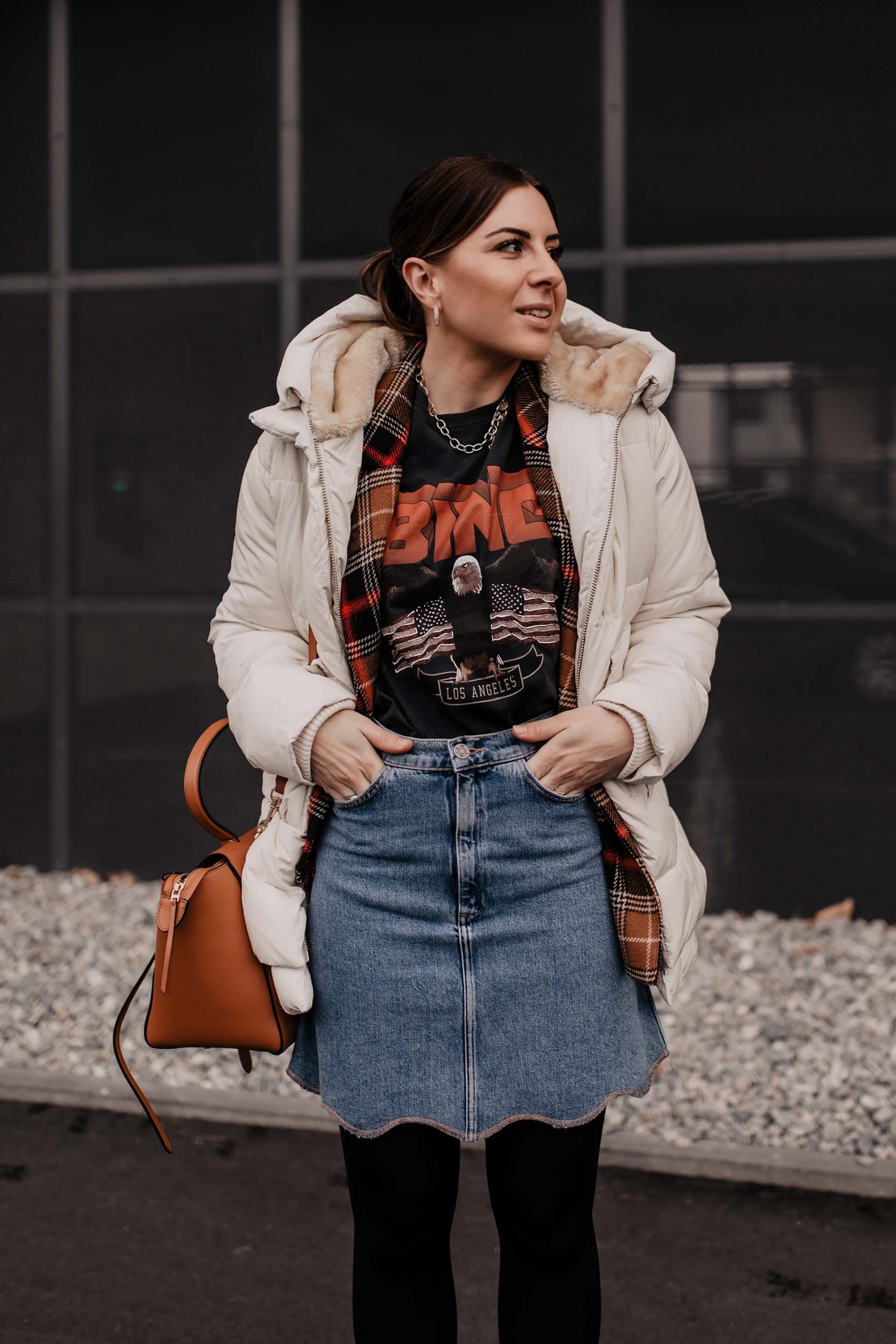 Am Modeblog gibt es heute 2 Outfits mit Jeansrock für dich zu entdecken. Ich zeige dir, wie gut sich ein Jeansrock im Winter kombinieren lässt und gebe dir Tipps, wo du die schönsten Denim Skirts online kaufen kannst. www.whoismocca.com #winteroutfits #jeansrock #modetrends #wintertrends