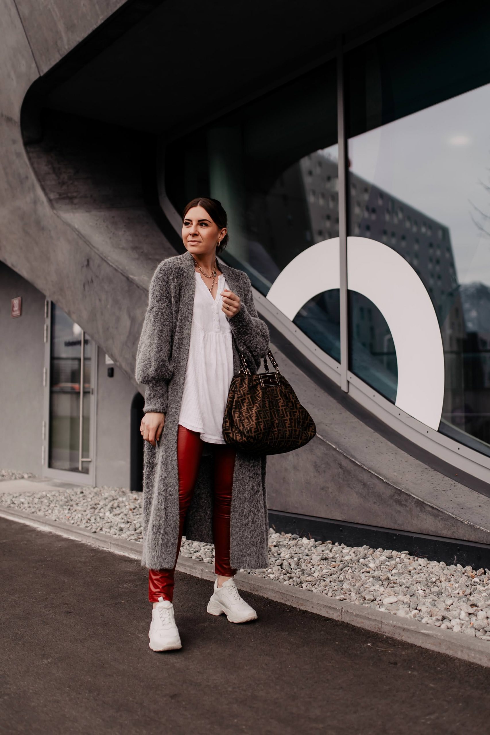 Du willst eine rote Lederhose kombinieren? Am Modeblog verrate ich dir, worauf du achten solltest und wie dir schöne Outfits für den Alltag gelingen! www.whoismocca.com #lederhose #modetrends #outfitoftheday
