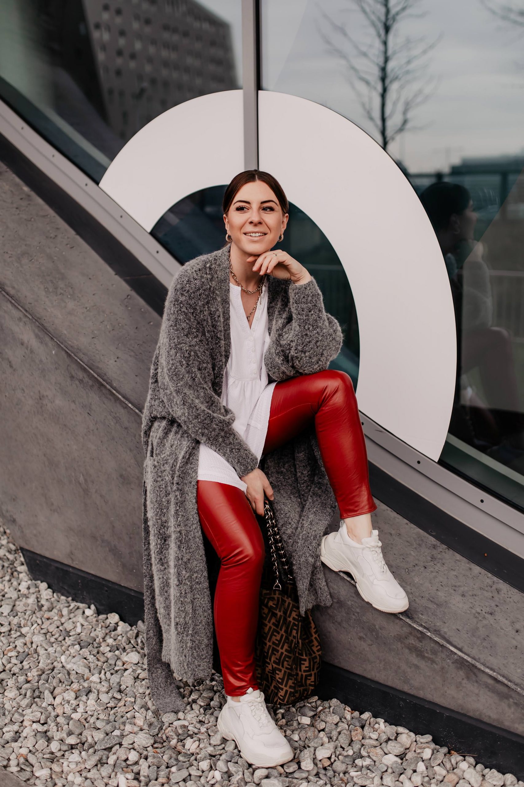 Du willst eine rote Lederhose kombinieren? Am Modeblog verrate ich dir, worauf du achten solltest und wie dir schöne Outfits für den Alltag gelingen! www.whoismocca.com #lederhose #modetrends #outfitoftheday