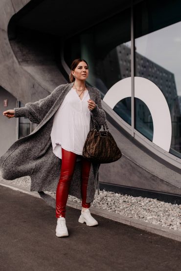 Du willst eine rote Lederhose kombinieren? Darauf solltest du achten! Du willst eine rote Lederhose kombinieren? Darauf solltest du achten!